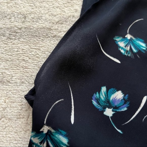 Banana Republic floral print cap sleeve v-neck blouse - Picture 10 of 11